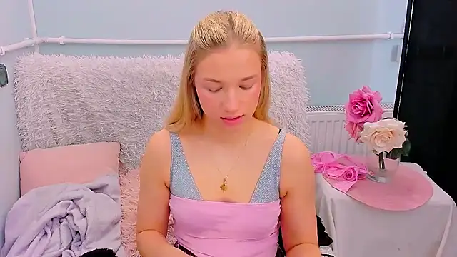 EvetteRose online show from 04-12-26, 03:26