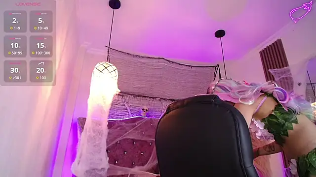 Amara Davis online show from 10-17-25, 04:16