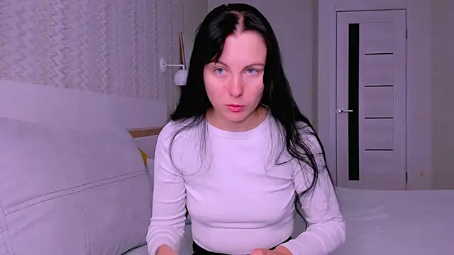 Snapshot of Elle_Pearl_ chatting on 10-17-25, 06:17 Elle Pearl online show from 10-17-25, 06:17