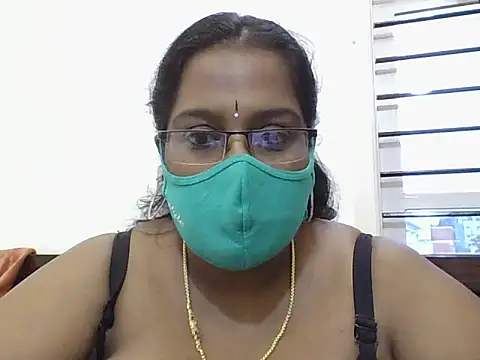 Snapshot of Reena-gowda chatting on 09-27-25, 01:01 Reena-gowda online show from 09-27-25, 01:01