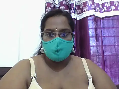 Snapshot of Reena-gowda chatting on 10-13-25, 06:48 Reena-gowda online show from 10-13-25, 06:48