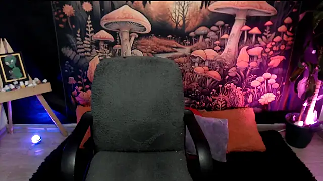 LunaBunny8 online show from 10-23-25, 01:04