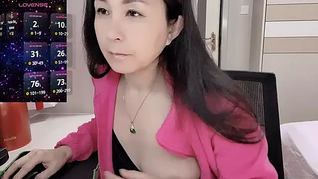 Snapshot of JackieBell chatting on 11-04-25, 10:57 JackieBell online show from 11-04-25, 10:57