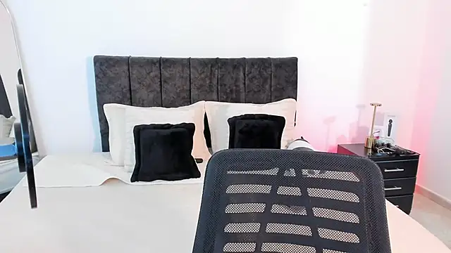 Taylormaxwell online show from 12-20-25, 08:12