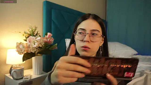 Snapshot of ywixos chatting on 11-23-25, 03:22 ywixos online show from 11-23-25, 03:22