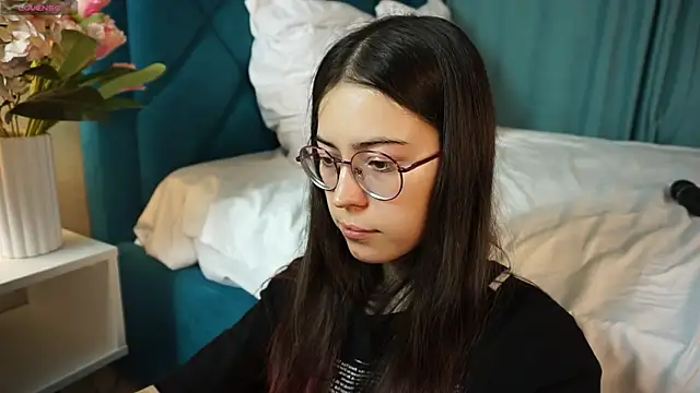 Snapshot of ywixos chatting on 12-18-25, 02:32 ywixos online show from 12-18-25, 02:32