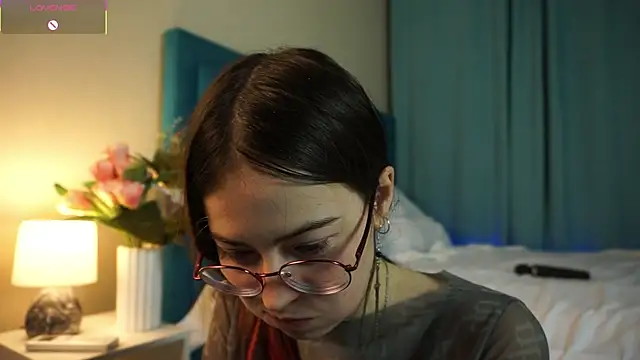 Snapshot of ywixos chatting on 11-18-25, 03:37 ywixos online show from 11-18-25, 03:37