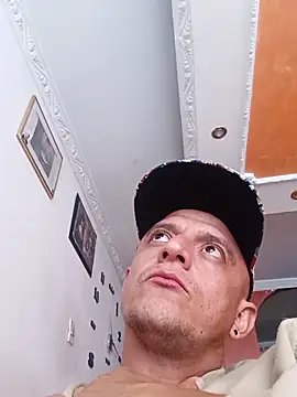 Snapshot of leon8013A chatting on 10-30-25, 04:15 leon8013A online show from 10-30-25, 04:15