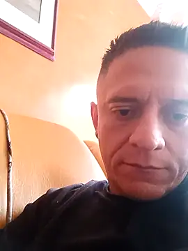 Snapshot of leon8013A chatting on 09-14-25, 04:18 leon8013A online show from 09-14-25, 04:18