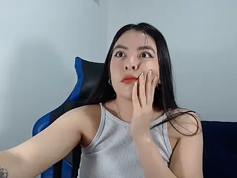 EloiseJun online show from 10-13-25, 03:08