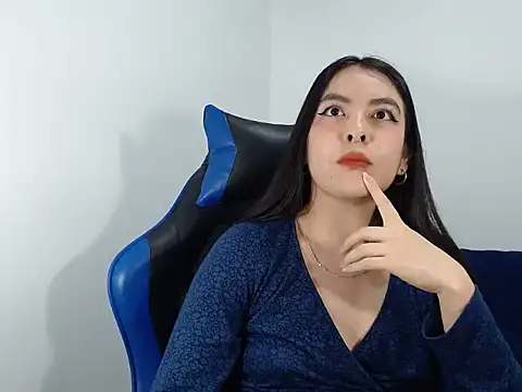 EloiseJun online show from 10-11-25, 02:23