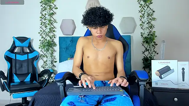 Snapshot of _taylor_black chatting on 10-31-25, 03:08  taylor black online show from 10-31-25, 03:08