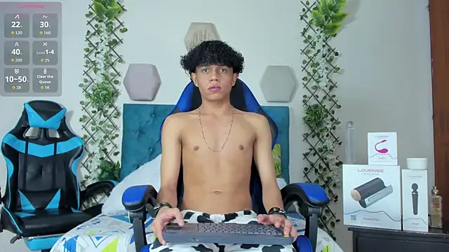 Snapshot of _taylor_black chatting on 10-18-25, 08:22  taylor black online show from 10-18-25, 08:22