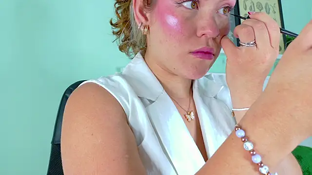 BelaMiller  online show from 10-24-25, 11:53