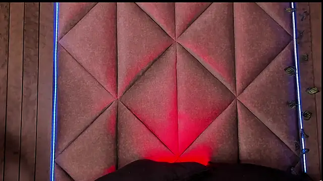 TiffValentinee  online show from 10-04-25, 07:37