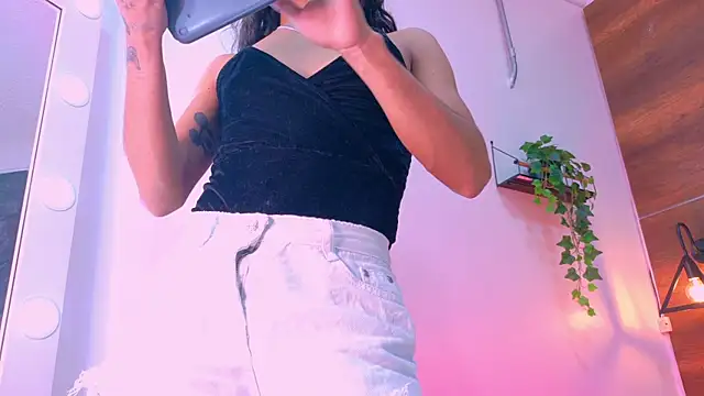 TiffValentinee  online show from 10-11-25, 07:37