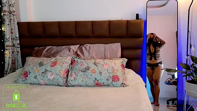 Snapshot of Gulaboo100 chatting on 02-05-26, 12:23 Gulaboo100 online show from 02-05-26, 12:23