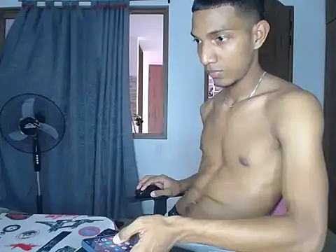 Snapshot of miguelmarcus chatting on 09-15-25, 05:35 miguelmarcus online show from 09-15-25, 05:35