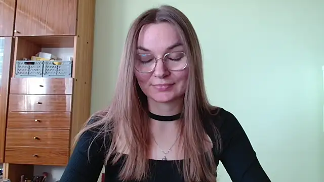 Snapshot of LooveELLYx chatting on 10-20-25, 01:33 LooveELLYx online show from 10-20-25, 01:33