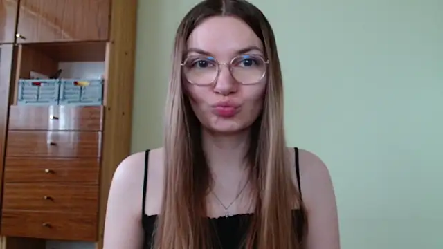 LooveELLYx online show from 05-15-26, 06:33