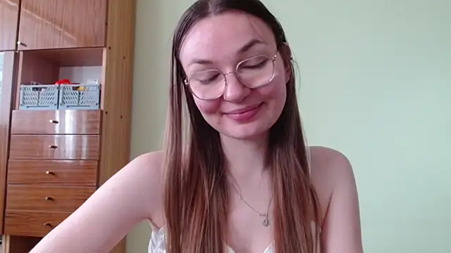 LooveELLYx online show from 05-12-26, 02:01