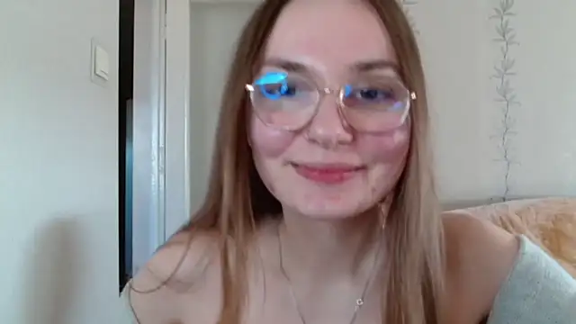 Snapshot of LooveELLYx chatting on 03-18-25, 02:39 LooveELLYx online show from 03-18-25, 02:39