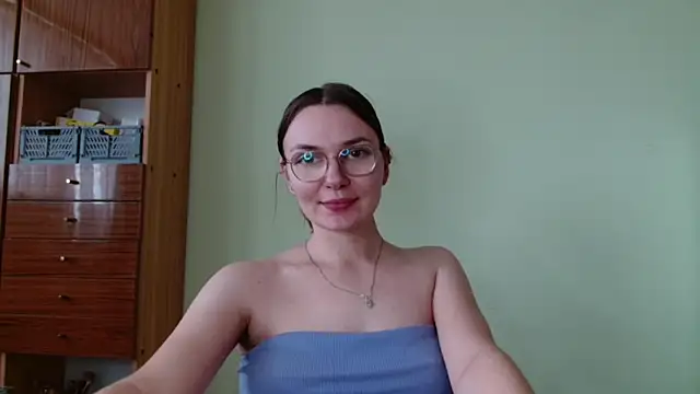 Snapshot of LooveELLYx chatting on 09-22-25, 01:28 LooveELLYx online show from 09-22-25, 01:28
