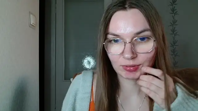 Snapshot of LooveELLYx chatting on 03-18-25, 05:44 LooveELLYx online show from 03-18-25, 05:44