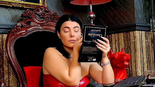 Snapshot of MistressEly chatting on 10-19-25, 10:40 MistressEly online show from 10-19-25, 10:40