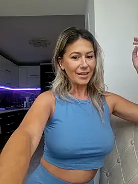 CelynaRoss online show from 04-12-26, 05:11