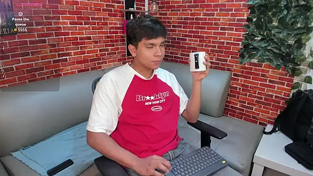Snapshot of Thiago_Kozak chatting on 05-22-26, 01:20 Thiago Kozak online show from 05-22-26, 01:20