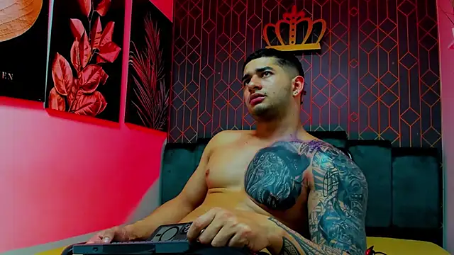 Snapshot of king_falconer chatting on 09-11-25, 03:39 king falconer online show from 09-11-25, 03:39