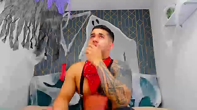 Snapshot of king_falconer chatting on 10-10-25, 01:17 king falconer online show from 10-10-25, 01:17