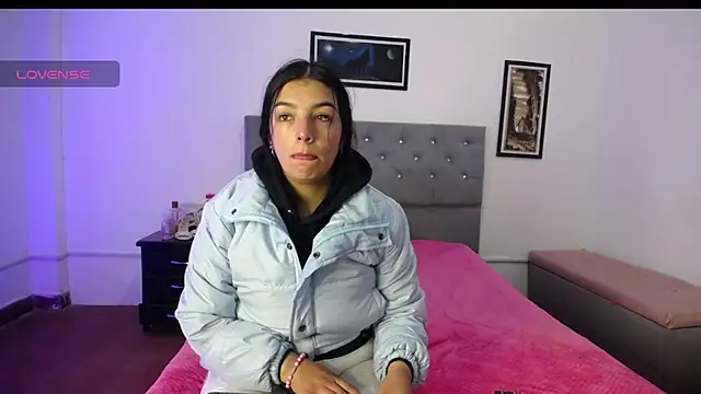 Snapshot of Esmeraldaa- chatting on 09-18-25, 05:43 Esmeraldaa- online show from 09-18-25, 05:43