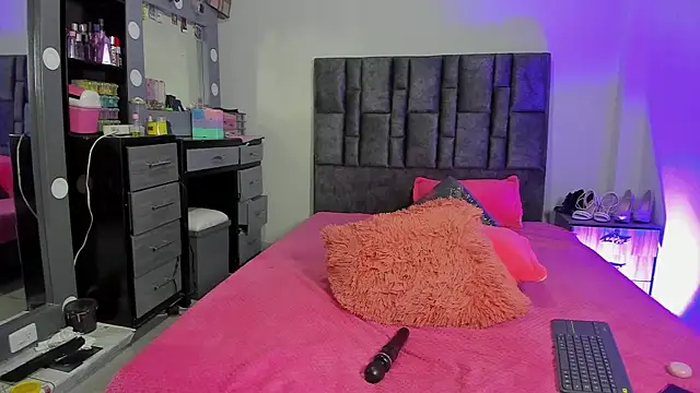 Esmeraldaa- online show from 12-19-25, 08:06