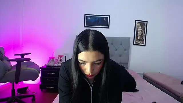 Snapshot of Esmeraldaa- chatting on 10-19-25, 04:48 Esmeraldaa- online show from 10-19-25, 04:48