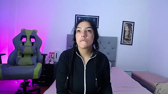 Snapshot of Esmeraldaa- chatting on 10-16-25, 04:10 Esmeraldaa- online show from 10-16-25, 04:10