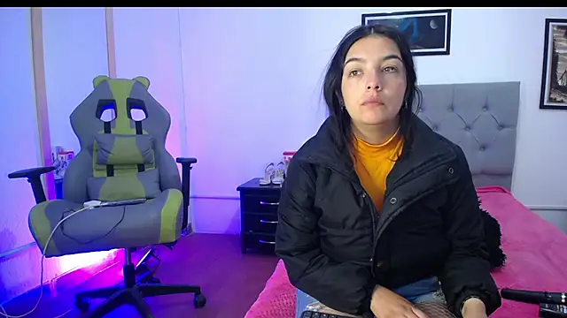 Snapshot of Esmeraldaa- chatting on 09-25-25, 05:35 Esmeraldaa- online show from 09-25-25, 05:35