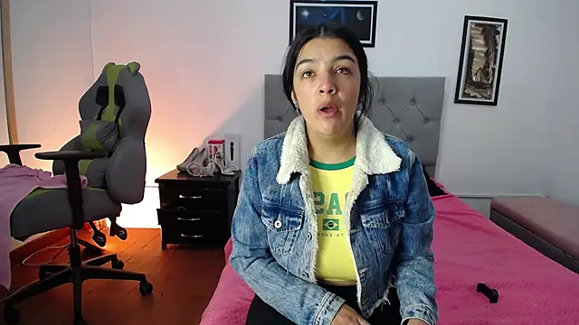 Snapshot of Esmeraldaa- chatting on 10-09-25, 05:19 Esmeraldaa- online show from 10-09-25, 05:19