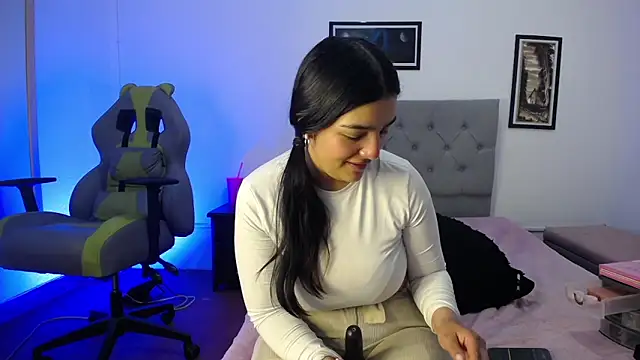 Esmeraldaa- online show from 10-25-25, 04:22