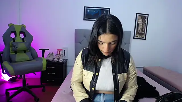 Snapshot of Esmeraldaa- chatting on 10-17-25, 04:05 Esmeraldaa- online show from 10-17-25, 04:05