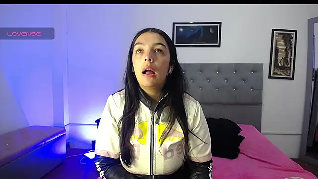 Snapshot of Esmeraldaa- chatting on 09-10-25, 04:22 Esmeraldaa- online show from 09-10-25, 04:22