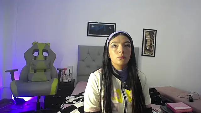 Esmeraldaa- online show from 10-29-25, 05:17