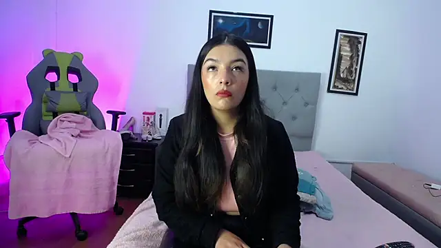 Snapshot of Esmeraldaa- chatting on 10-14-25, 04:02 Esmeraldaa- online show from 10-14-25, 04:02