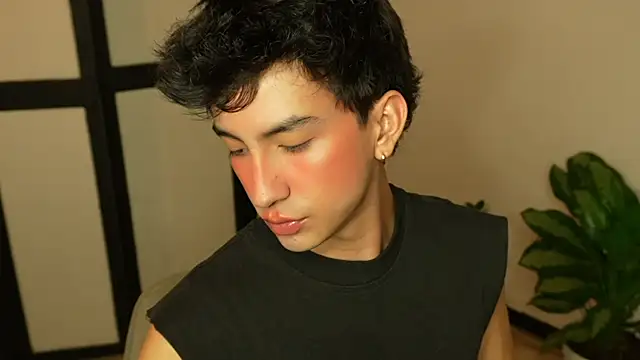 Snapshot of sweettaaron01 chatting on 06-12-26, 01:03 sweettaaron01 online show from 06-12-26, 01:03