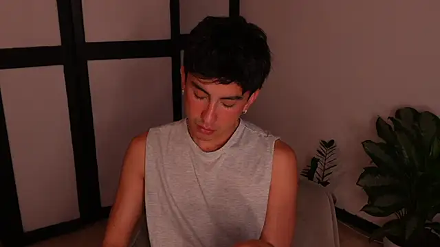 Snapshot of sweettaaron01 chatting on 06-19-26, 11:20 sweettaaron01 online show from 06-19-26, 11:20