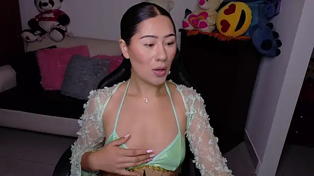 evelyn ch  online show from 10-22-25, 02:05