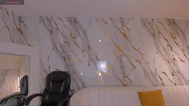 SarahYates online show from 06-18-26, 04:33