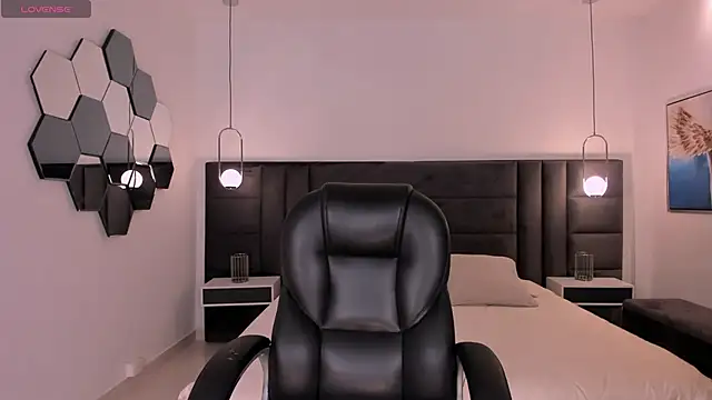 SarahYates online show from 04-26-26, 05:32