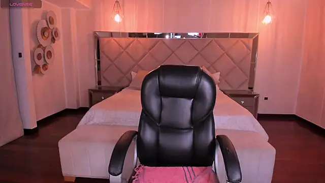 SarahYates online show from 09-12-25, 04:01